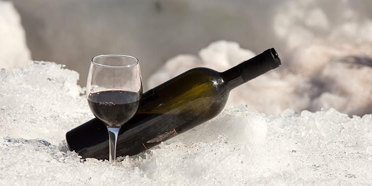 VINHOS LEVES E FRESCOS PARA SEREM SERVIDOS COM GELO VINHOS LEVES E FRESCOS PARA SEREM SERVIDOS COM GELO